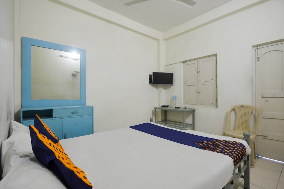 SPOT ON Sri Om Muruga Lodge, Reddipatti Salem-II, Salem