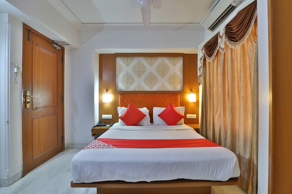 OYO 43699 Hotel Aditi, Sayajigunj Vadodara, Vadodara
