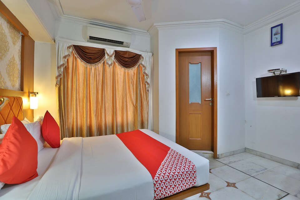 OYO 43699 Hotel Aditi, Sayajigunj Vadodara, Vadodara