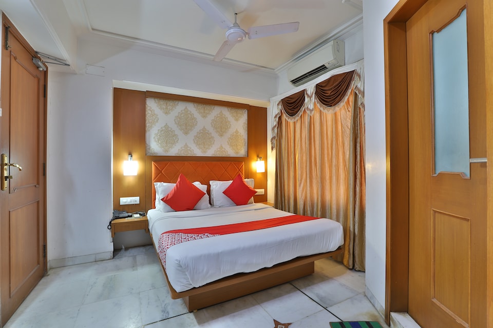 OYO 43699 Hotel Aditi, Sayajigunj Vadodara, Vadodara