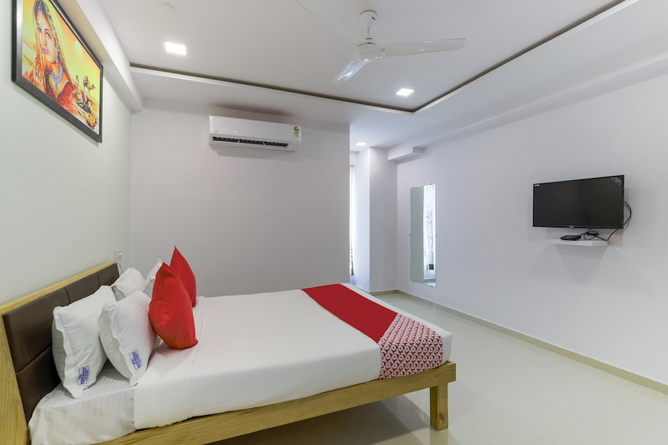 OYO 43861 Hotel Radhe Krishna Palace, Althan, Surat