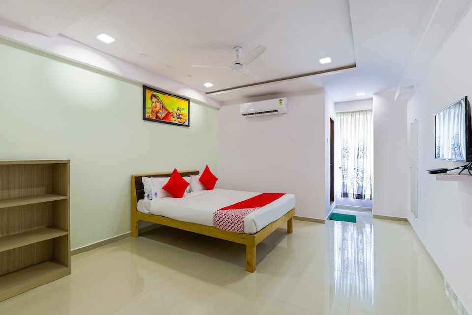 OYO 43861 Hotel Radhe Krishna Palace, Althan, Surat