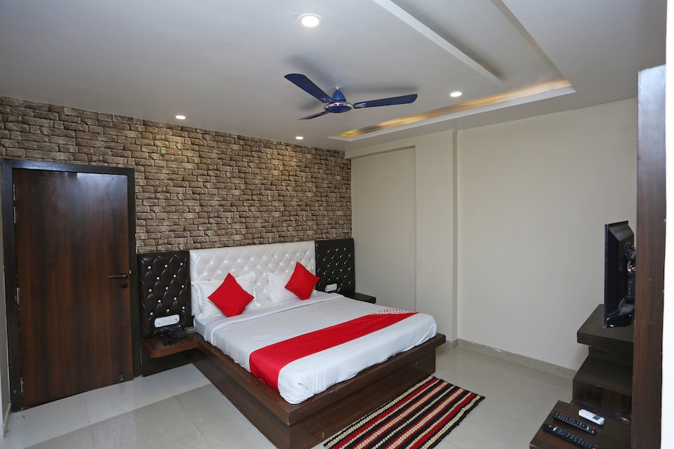 OYO Flagship 43897 Redstone, City Centre, Gwalior