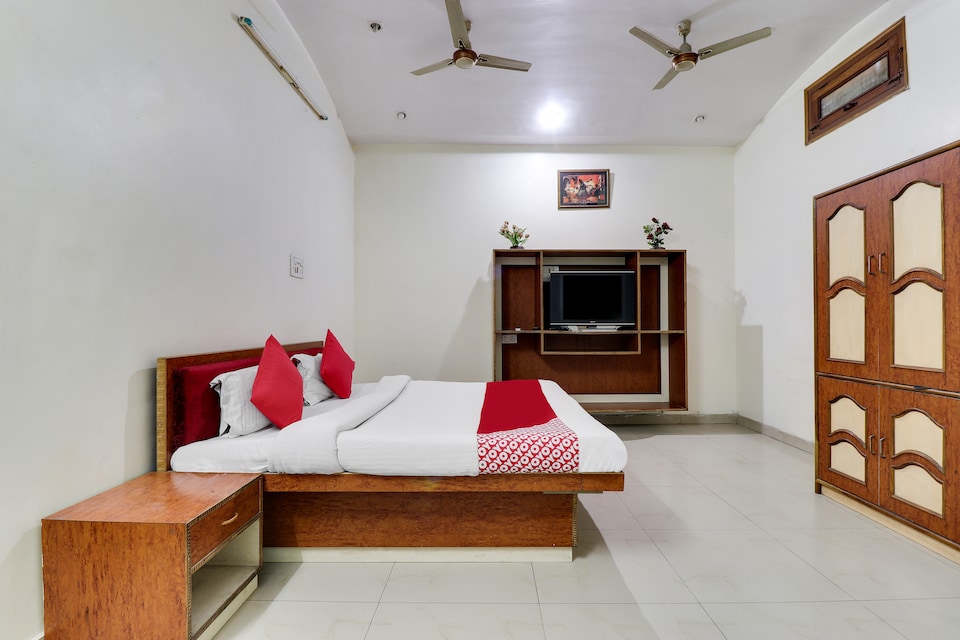 OYO 43936 Hotel Rajputana Palace, Kanpur Central, Kanpur