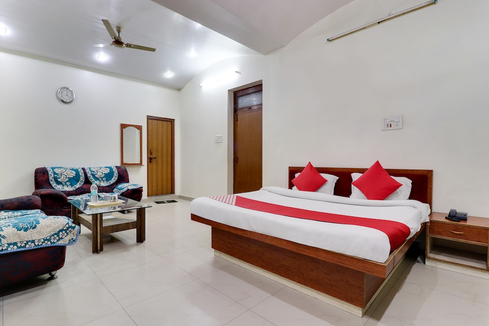 OYO 43936 Hotel Rajputana Palace, Kanpur Central, Kanpur