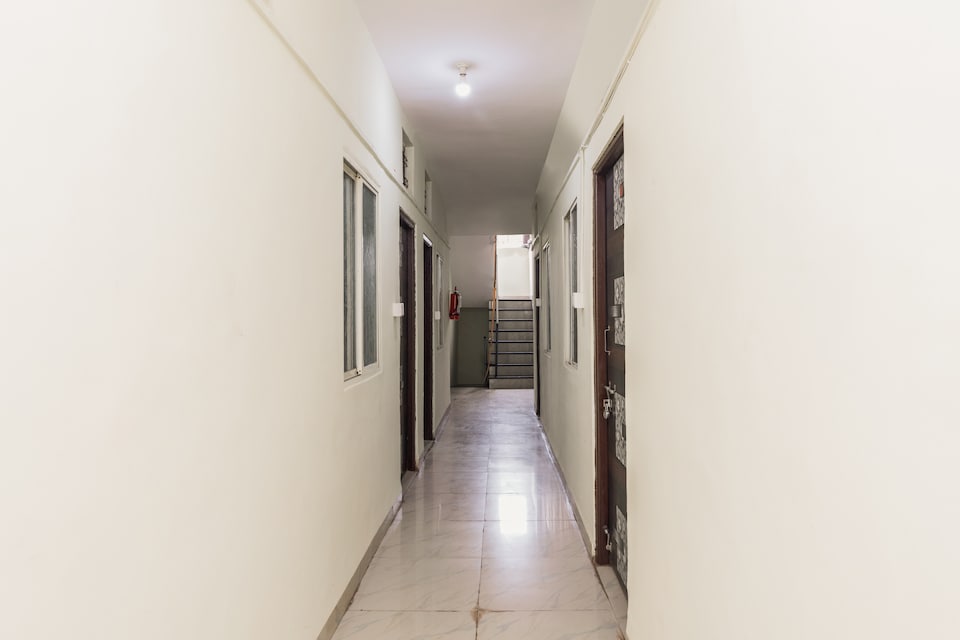 Hotel O Shree Palace, Bhawarkua Indore, Indore