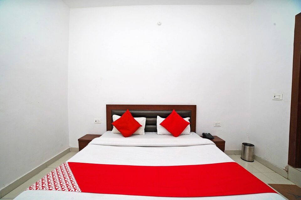 OYO 44129 Hotel 9+, Kichha Road, Rudrapur