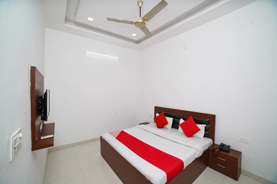 OYO 44129 Hotel 9+, Kichha Road, Rudrapur