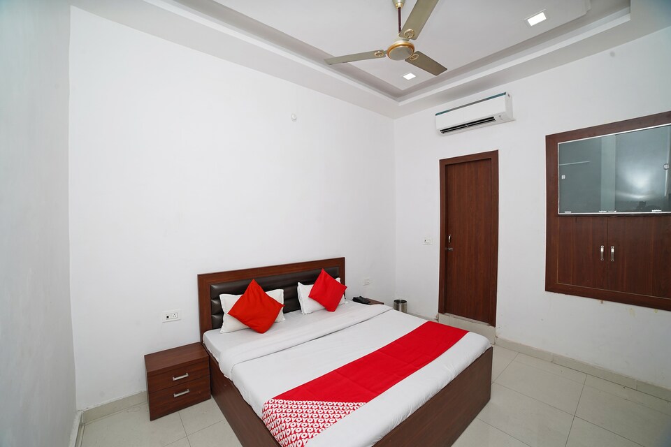 OYO 44129 Hotel 9+, Kichha Road, Rudrapur