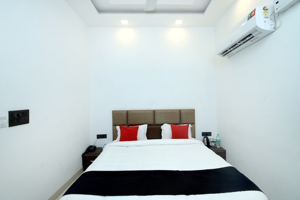 Capital O 44212 Northern Crown, Golden Temple Road Amritsar, Amritsar