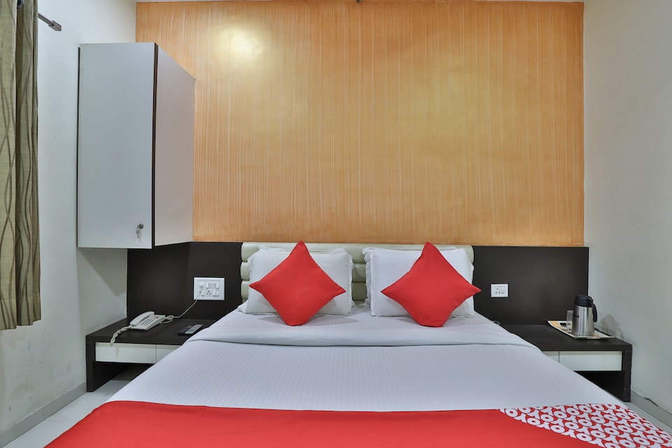 OYO 44233 Motel Plaza, Gnaesh Chokdi, Anand