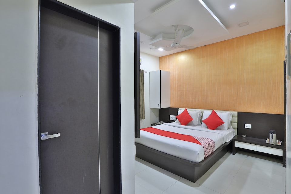 OYO 44233 Motel Plaza, Gnaesh Chokdi, Anand