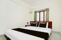 Super Hotel O Pathanamthitta Near Mahatma Gandhi Statue