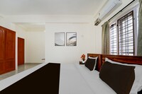 Super Hotel O Pathanamthitta Near Mahatma Gandhi Statue