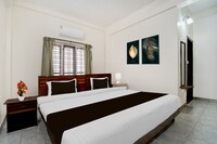 Super Hotel O Pathanamthitta Near Mahatma Gandhi Statue