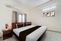 Super Hotel O Pathanamthitta Near Mahatma Gandhi Statue