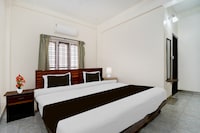 Super Hotel O Pathanamthitta Near Mahatma Gandhi Statue