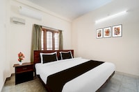 Super Hotel O Pathanamthitta Near Mahatma Gandhi Statue