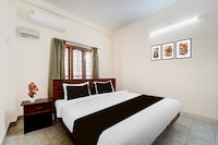 Super Hotel O Pathanamthitta Near Mahatma Gandhi Statue