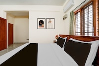 Super Hotel O Pathanamthitta Near Mahatma Gandhi Statue