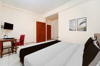 Super Hotel O Pathanamthitta Near Mahatma Gandhi Statue