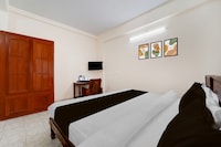 Super Hotel O Pathanamthitta Near Mahatma Gandhi Statue