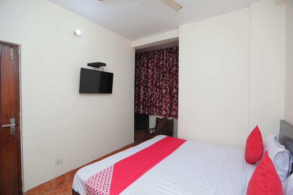 OYO 44282 Gulshan Deluxe, Airport Delhi, Delhi Transit