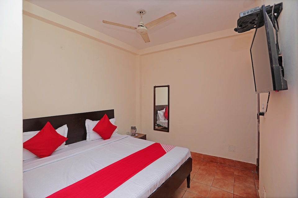 OYO 44282 Gulshan Deluxe, Airport Delhi, Delhi Transit