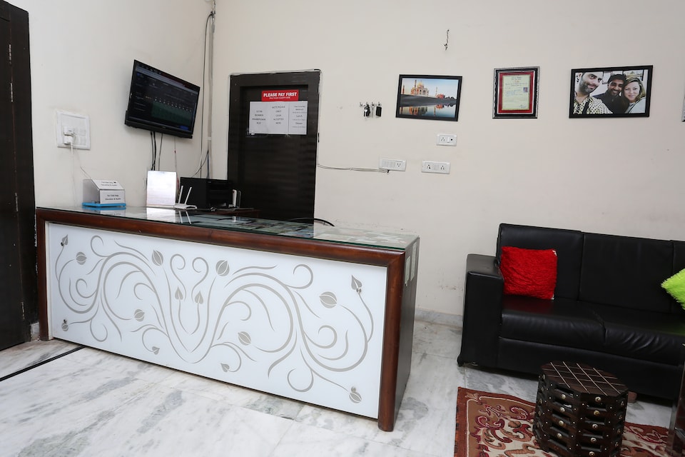 OYO 44321 Leisure Stays, Fatehabad Road, Agra