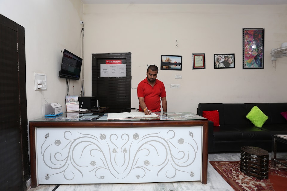 OYO 44321 Leisure Stays, Fatehabad Road, Agra