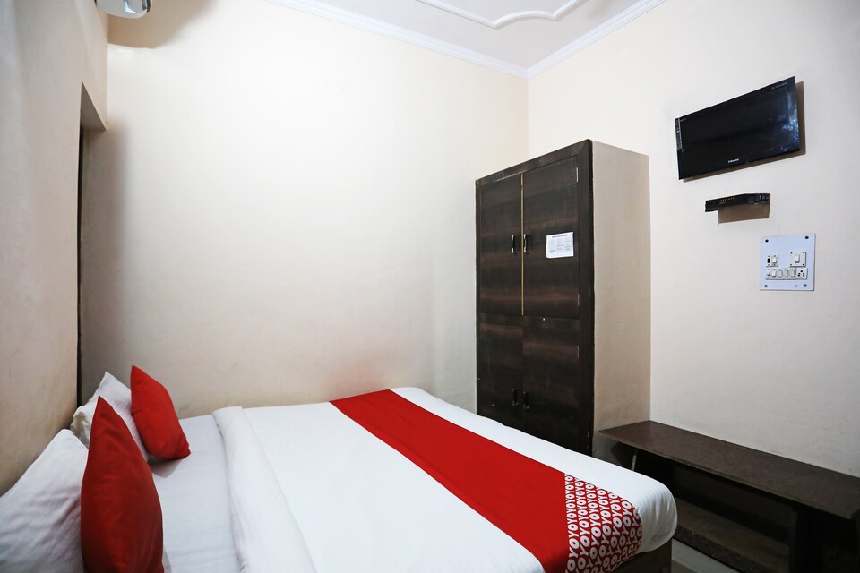 OYO 44396 Shri Mudgal Rishi Dham, Banke Bihari Mandir Vrindavan, Vrindavan