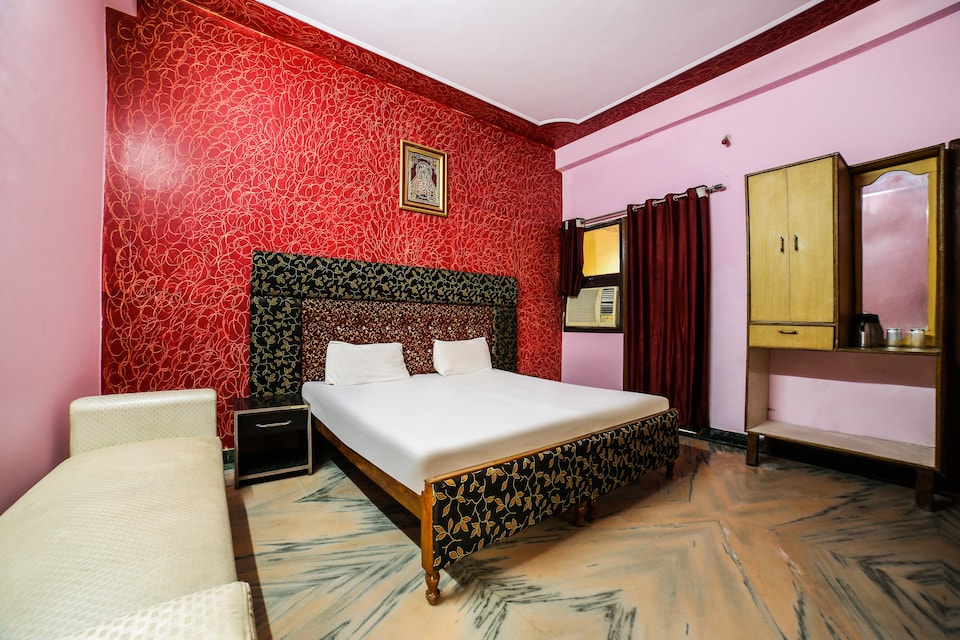 OYO 44547 Satyam Dham, Banke Bihari Mandir Vrindavan, Vrindavan