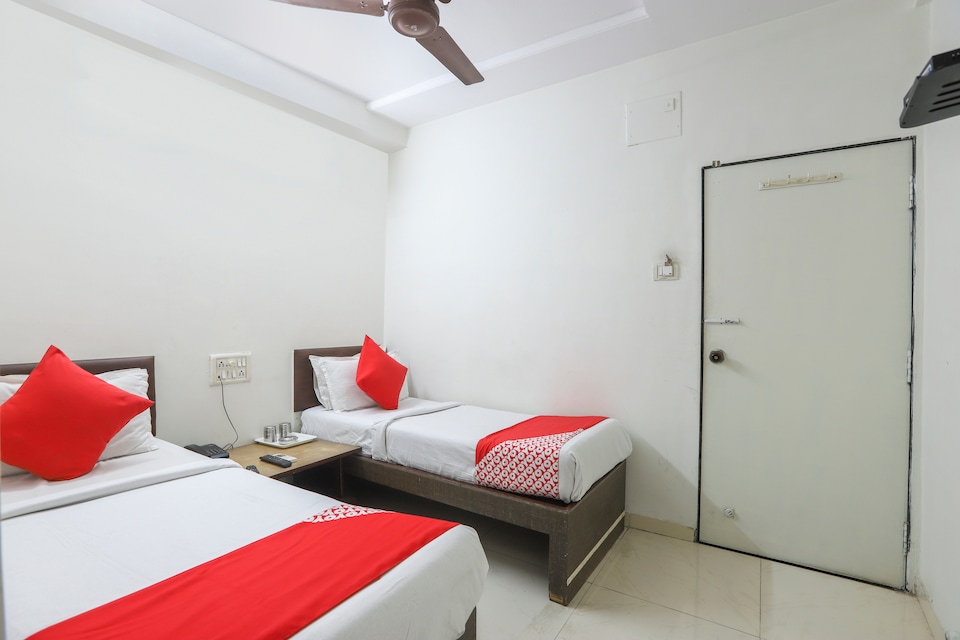 OYO 44551 Hotel Jb, Surat Railway Station, Surat