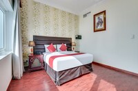 OYO 194 Mermaid Beach Hotel