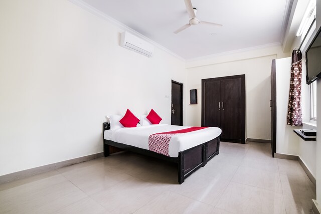 OYO Vista Homes Near Shilparamam