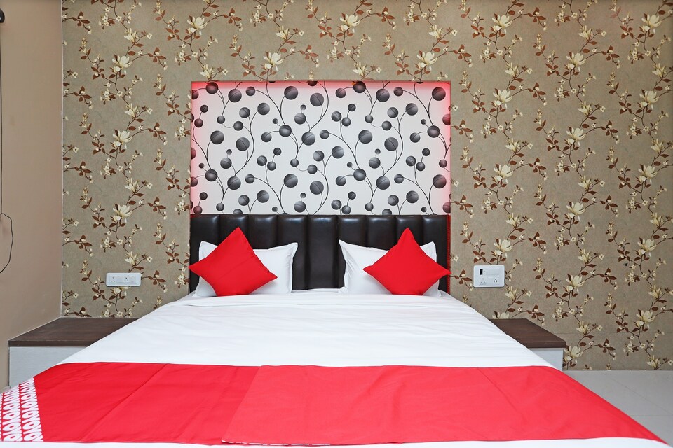 OYO 44565 Ashrit Suites, City Centre, Gwalior