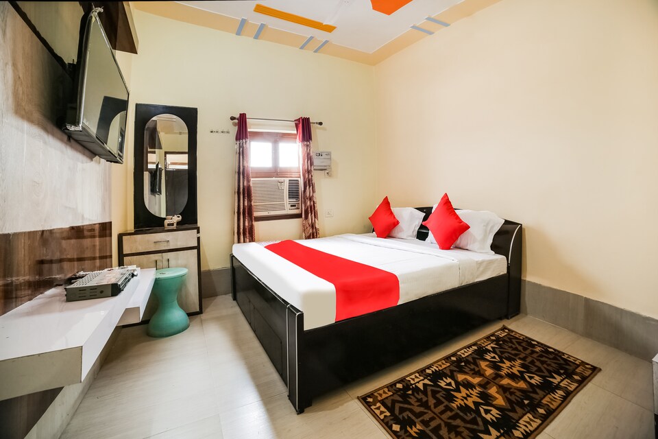 OYO 44660 Muni ji restaurant & hotel, G L A University Vrindavan, Vrindavan