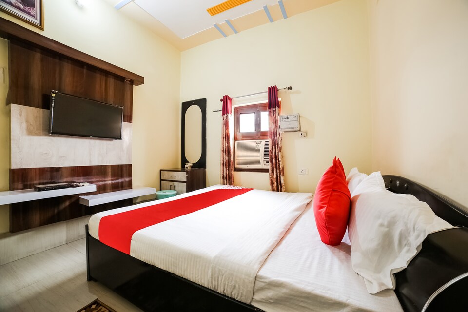 OYO 44660 Muni ji restaurant & hotel, G L A University Vrindavan, Vrindavan