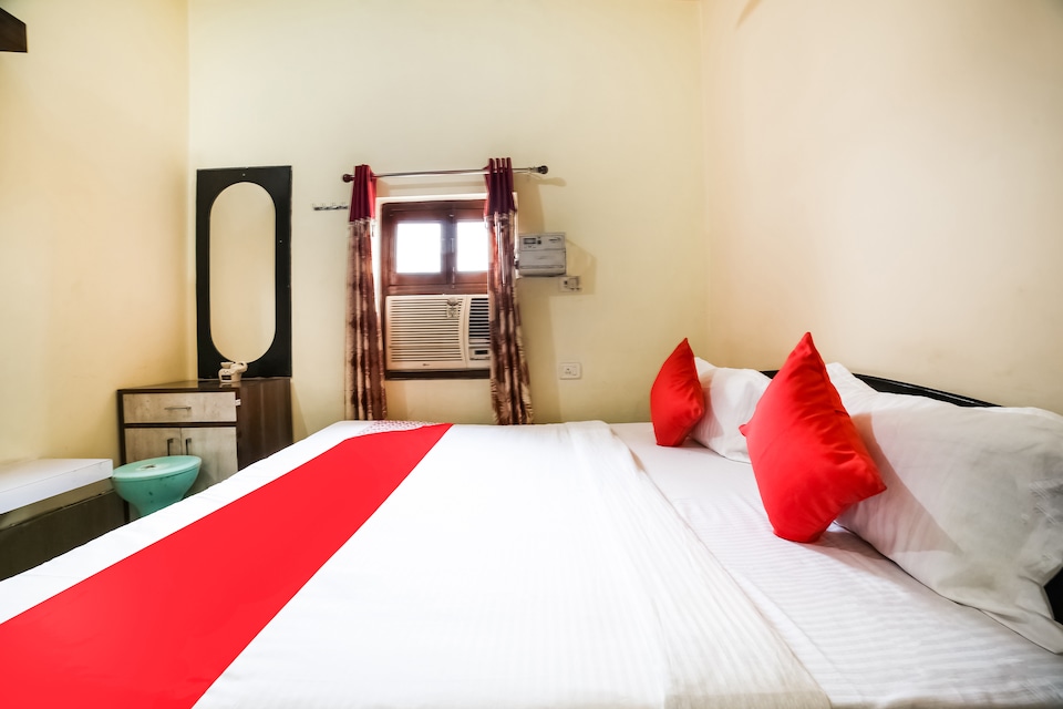 OYO 44660 Muni ji restaurant & hotel, G L A University Vrindavan, Vrindavan