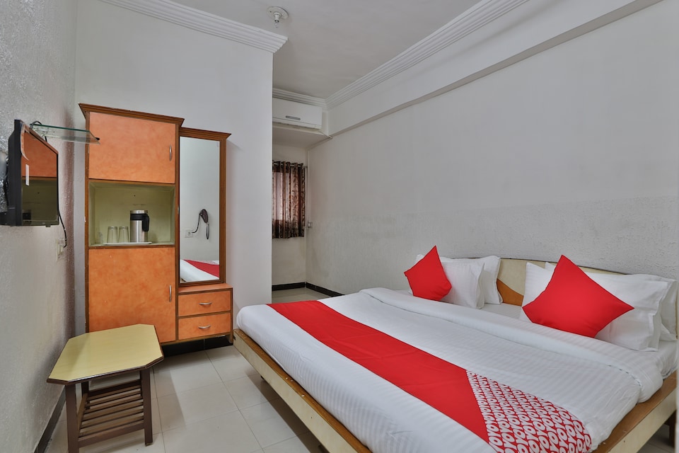 OYO 44780 Hotel Visamo, SG Highway Ahmedabad, Ahmedabad