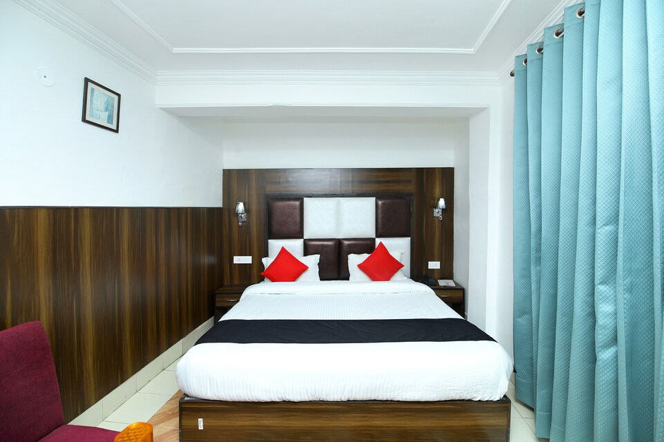 Capital O 44945 Hotel Laxmi Palace, Library Chowk Mussoorie, Mussoorie