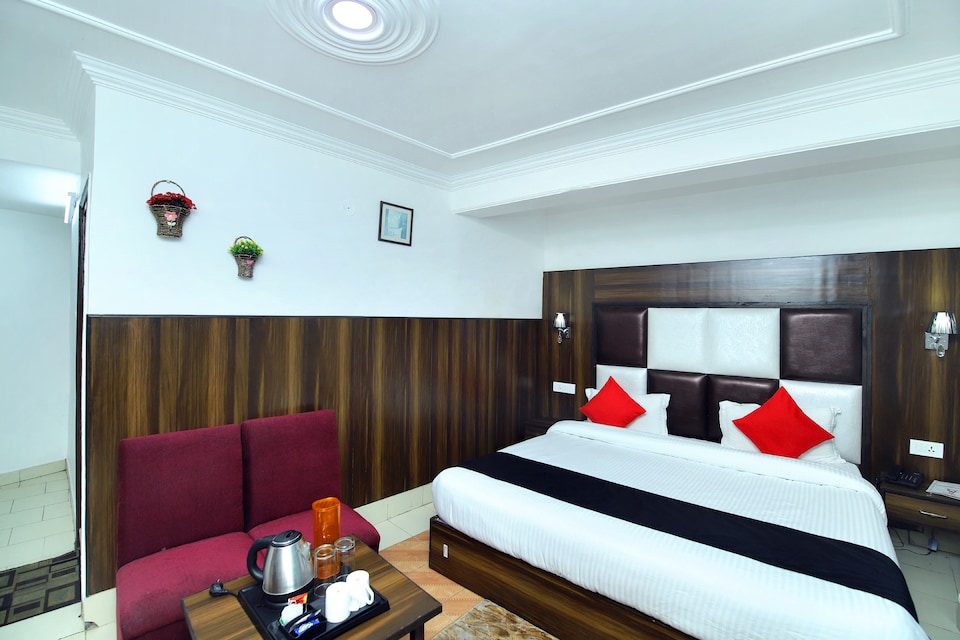 Capital O 44945 Hotel Laxmi Palace, Library Chowk Mussoorie, Mussoorie