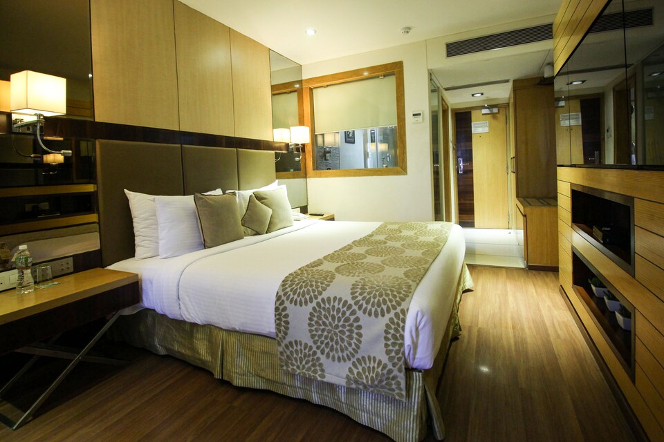 OYO Premium 198 Sola Bridge SG Highway, SG Highway Ahmedabad, Ahmedabad