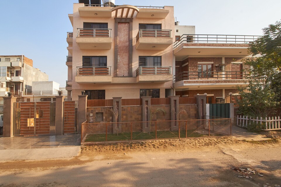 OYO Premium 448 Near Unitech Cyber Park, Medanta, Gurgaon