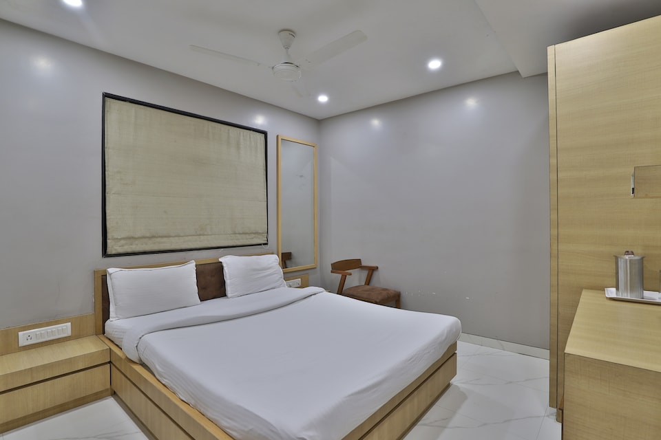 SPOT ON 45012 Tirupati Residency Hotel, Lal Darwaja Surat, Surat