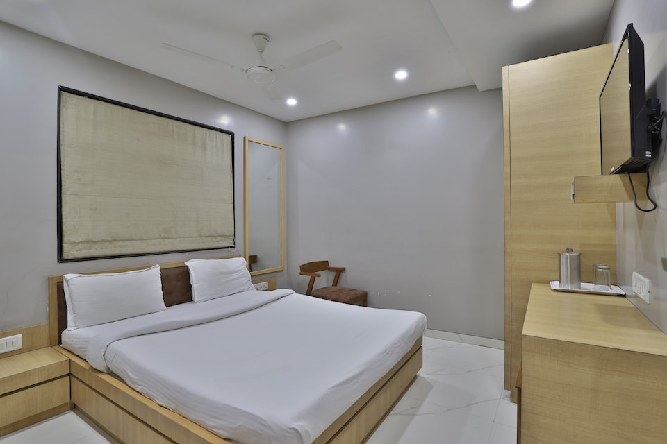 SPOT ON 45012 Tirupati Residency Hotel, Lal Darwaja Surat, Surat