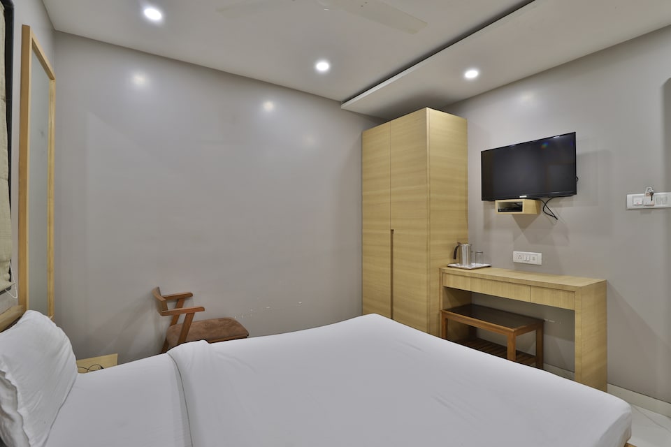 SPOT ON 45012 Tirupati Residency Hotel, Lal Darwaja Surat, Surat