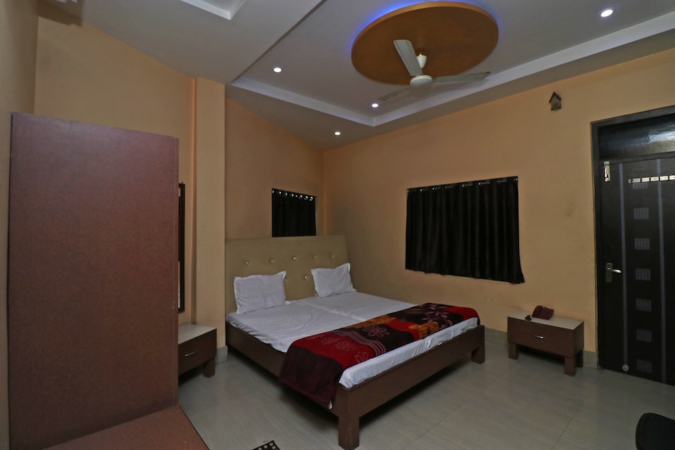 SPOT ON 45039 Hotel A-one Palace, Mirzapur, Mirzapur