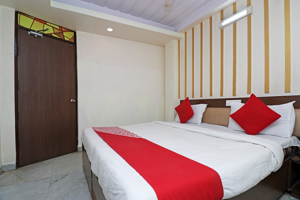 OYO 4011 Hotel Travellers Inn, New High Court Lucknow, Lucknow
