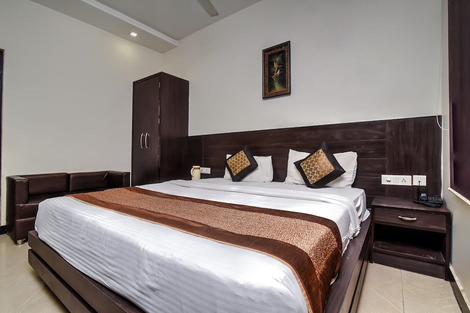 Capital O 4012 Hotel Agra Cantt, Corporate Complex, Agra